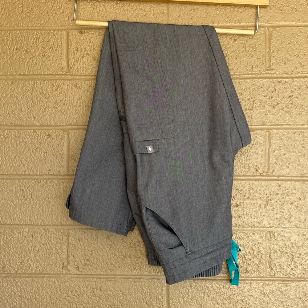 Women’s Yola Skinny Scrub Pants by Figs